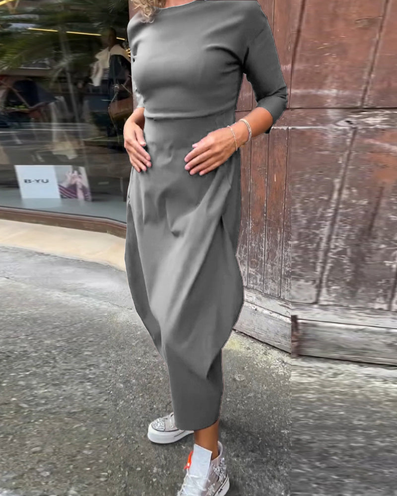 Einfaches, einfarbiges, elegantes Kleid mit langen Ärmeln und Taschen