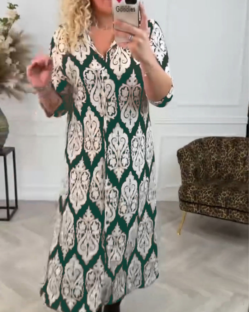 Kleid mit seitlichem Schlitz und Druck