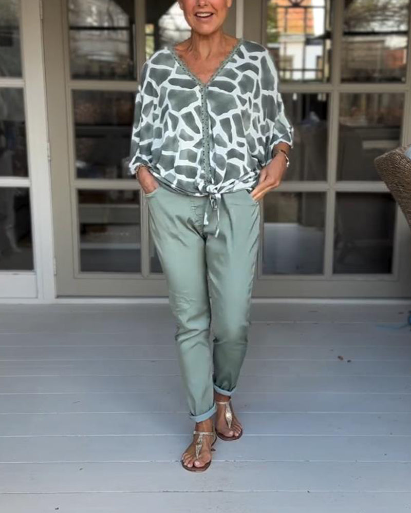 Elegante bedruckte Bluse mit V-Ausschnitt und Fledermausärmeln