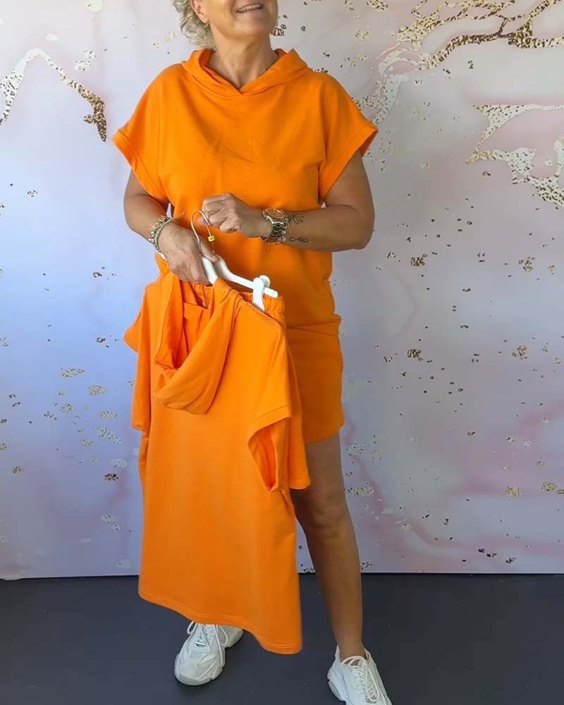 Lockeres einfarbiges Set mit Kapuze und kurzen Ärmeln