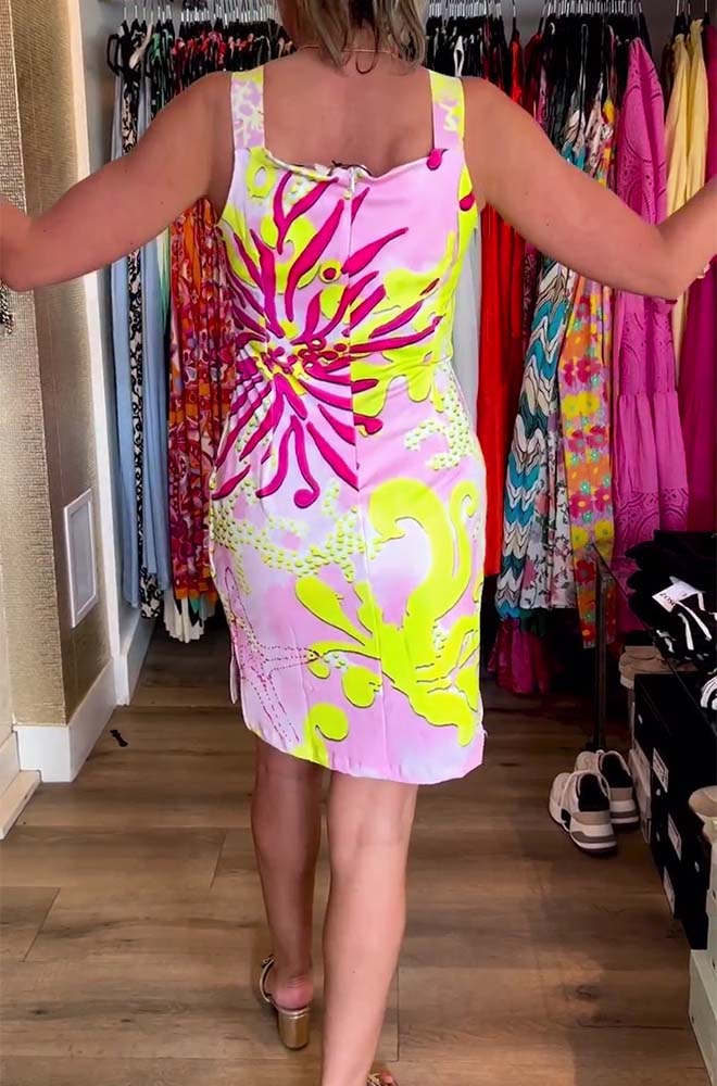 Ärmelloses Blumenkleid über dem Knie