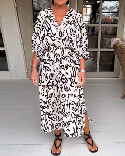 Kleid mit Buchstaben und V-Ausschnitt