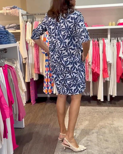 Kleid mit Druck über dem Knie