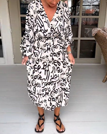 Kleid mit Buchstaben und V-Ausschnitt