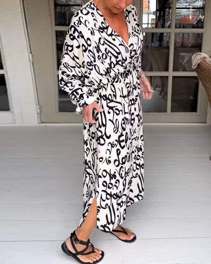 Kleid mit Buchstaben und V-Ausschnitt