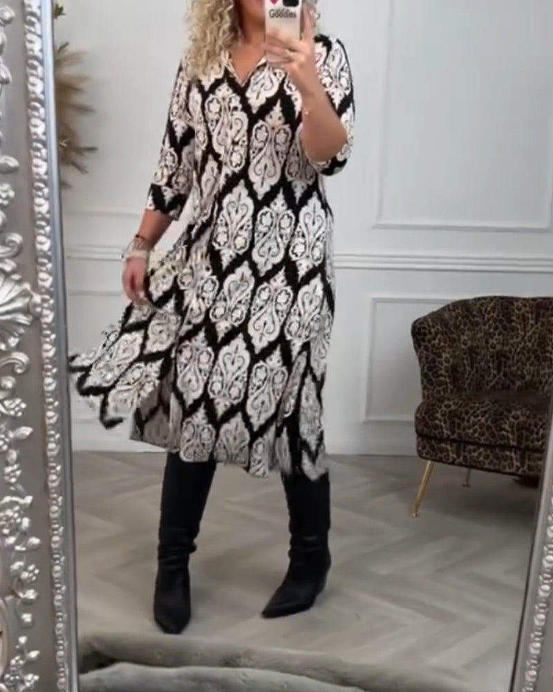 Kleid mit seitlichem Schlitz und Druck