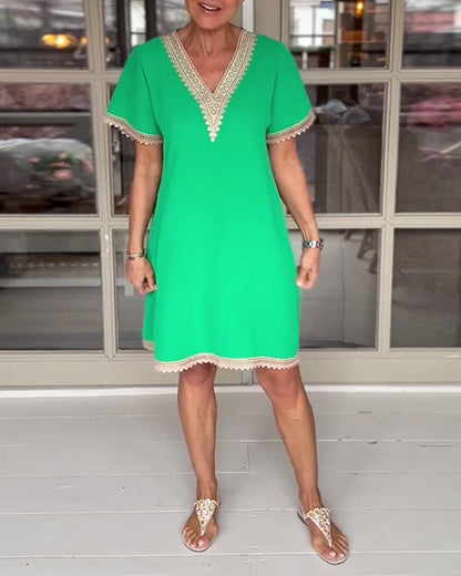 Elegantes Kleid mit V-Ausschnitt und Panele aus Spitze