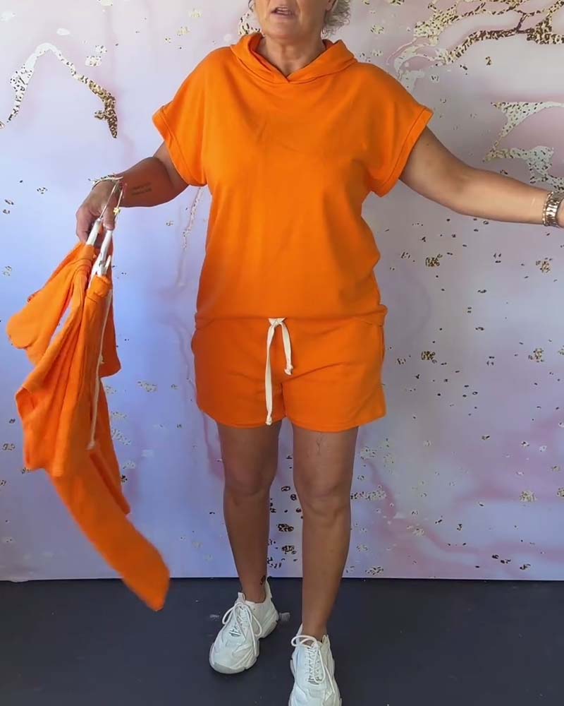 Lockeres einfarbiges Set mit Kapuze und kurzen Ärmeln