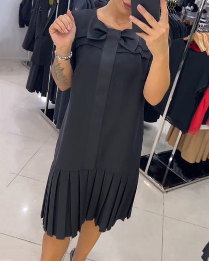 Kurzärmliges plissiertes Kleid