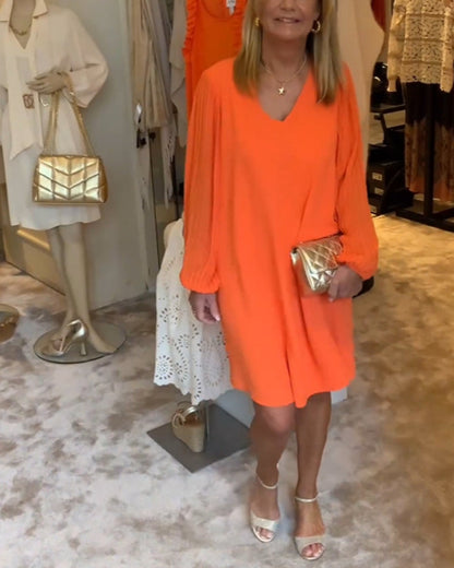 Einfarbiges Kleid mit Laternenärmeln und V-Ausschnitt