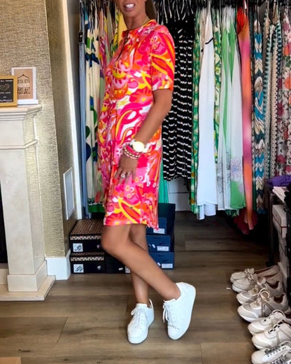 Taschenbedrucktes Kurzarmkleid