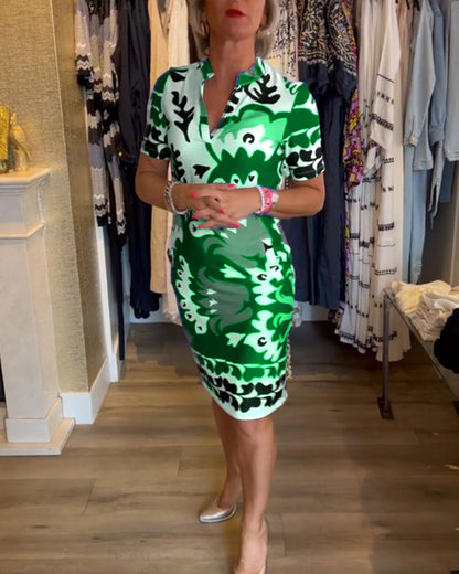 Kurzärmliges, bedrucktes V-Ausschnitt-Kleid