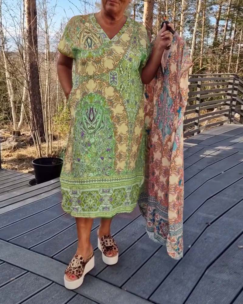 V-Ausschnitt Kurzärmliges Bedrucktes Shift-Kleid