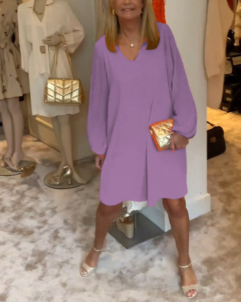 Einfarbiges Kleid mit Laternenärmeln und V-Ausschnitt