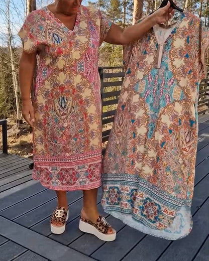 V-Ausschnitt Kurzärmliges Bedrucktes Shift-Kleid