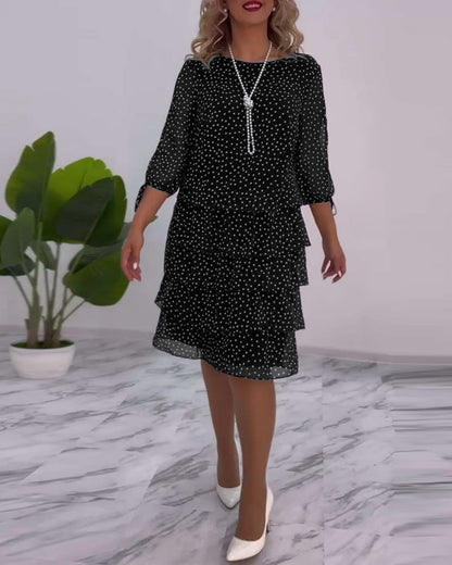 Elegantes Kleid mit Polka-Dot-Muster und Schichten
