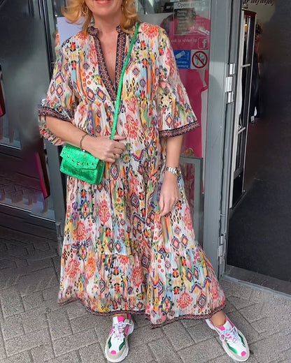 Elegantes langes Kleid mit V-Ausschnitt und Druck