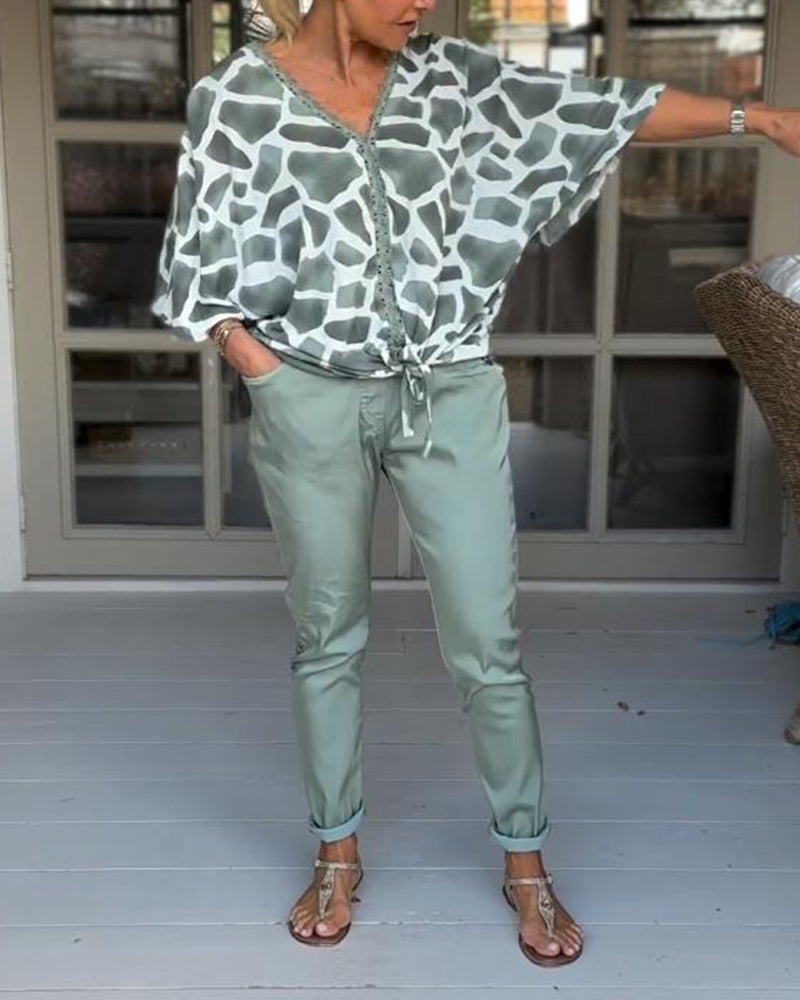 Elegante bedruckte Bluse mit V-Ausschnitt und Fledermausärmeln