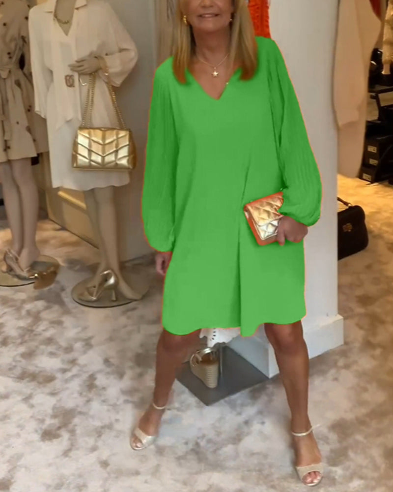 Einfarbiges Kleid mit Laternenärmeln und V-Ausschnitt