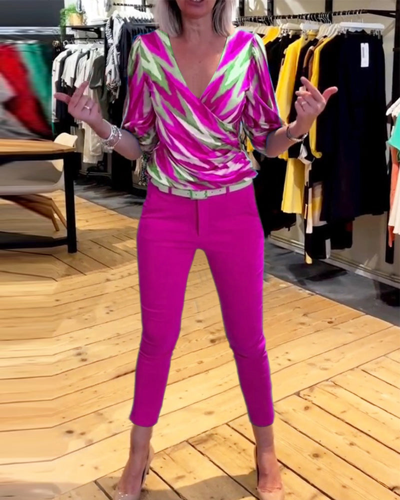 Bedrucktes lässiges tiefes V-Top