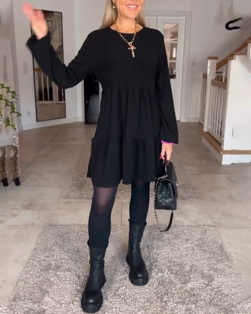 Einfaches langärmliges Kleid in einfarbiger Ausführung