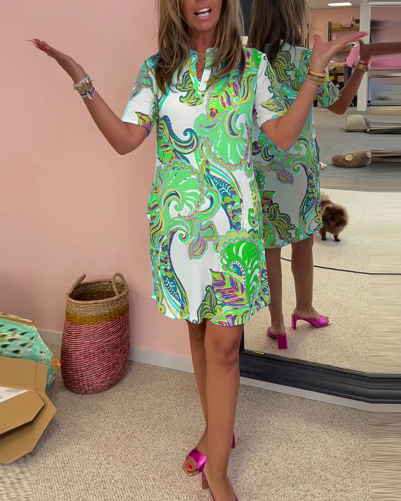 Schmal geschnittenes bedrucktes Kleid