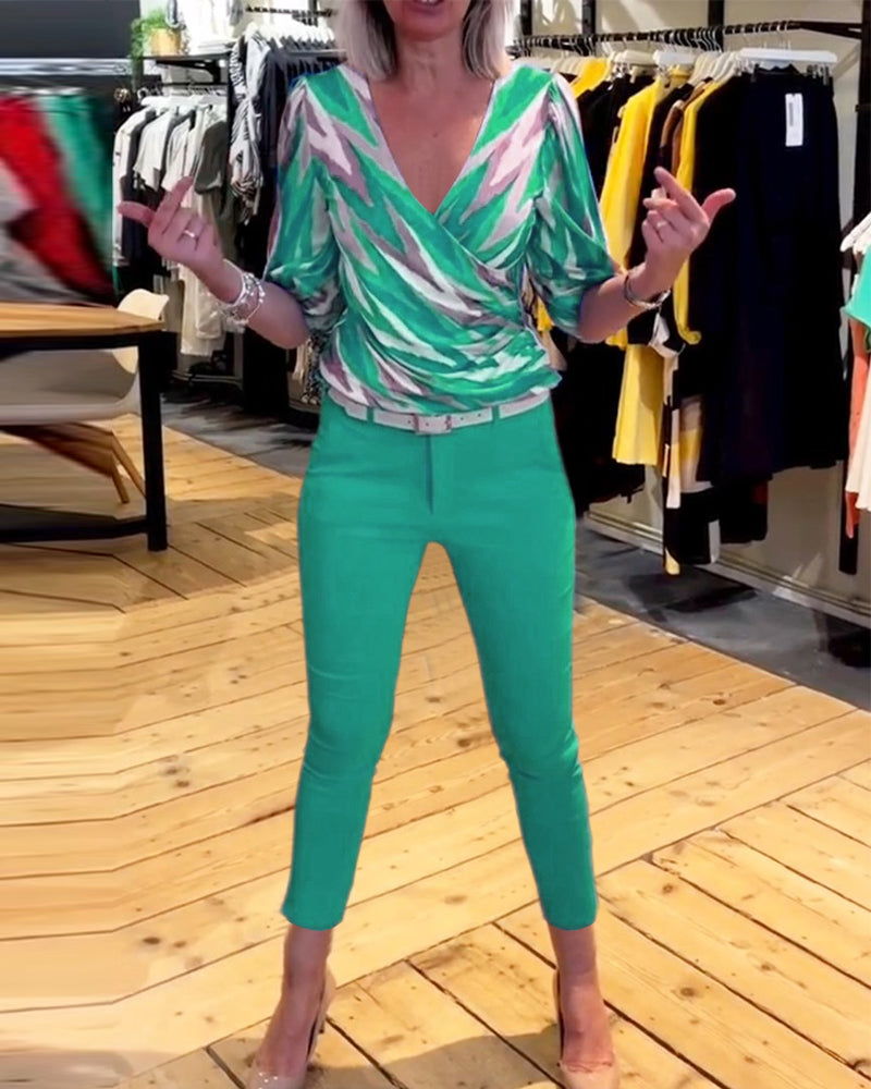 Bedrucktes lässiges tiefes V-Top