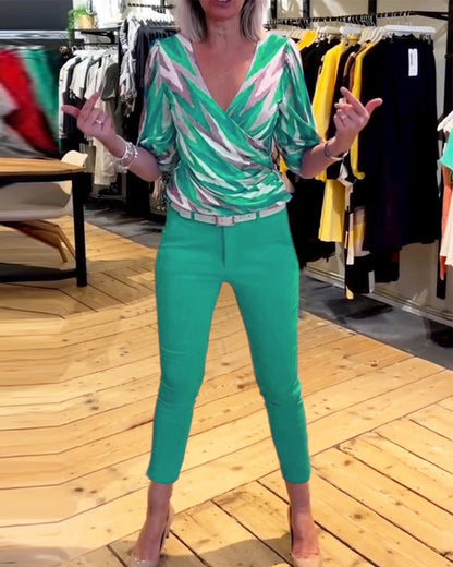 Bedrucktes lässiges tiefes V-Top