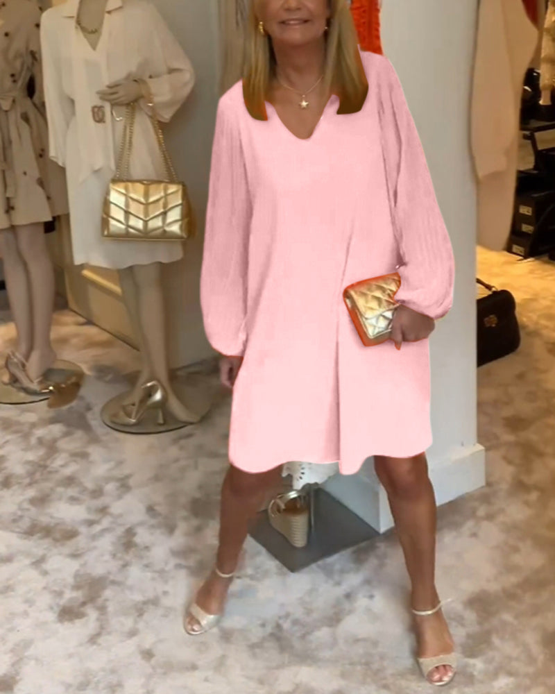 Einfarbiges Kleid mit Laternenärmeln und V-Ausschnitt