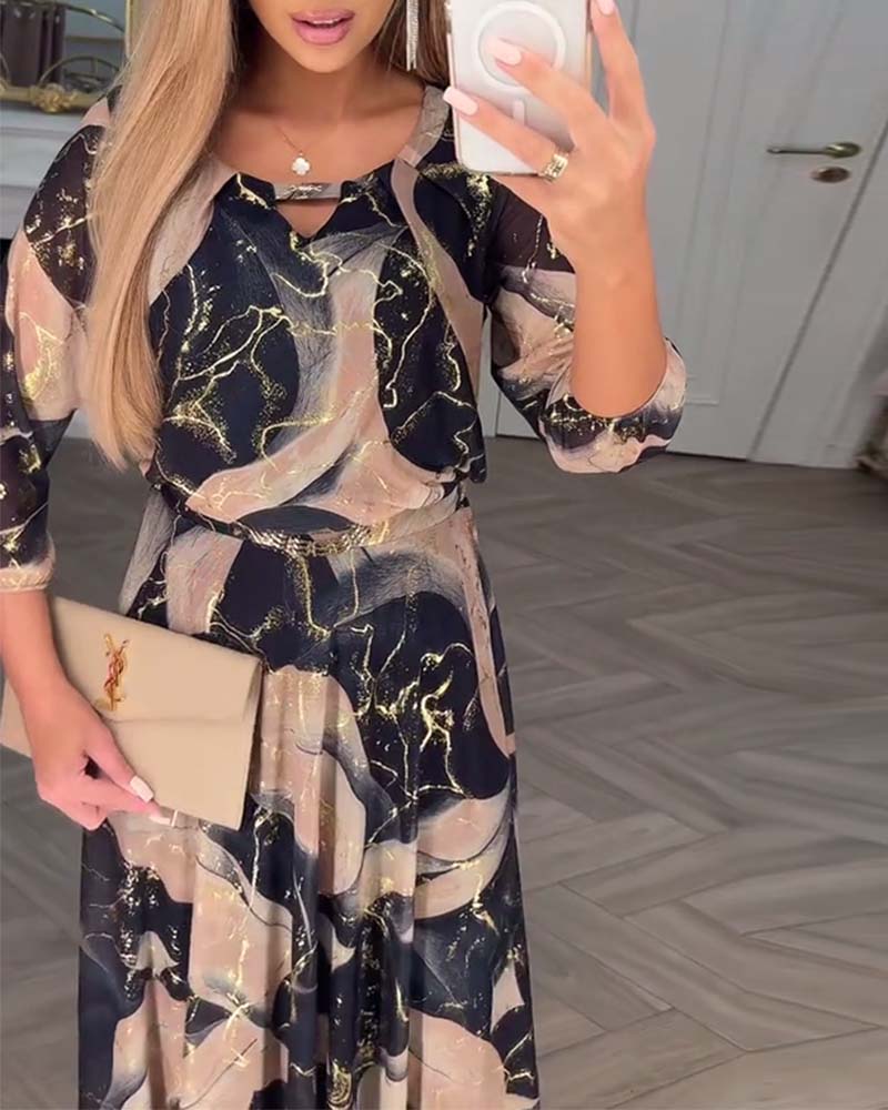 Elegantes Kleid mit 3/4-Ärmeln und Druck in Taillenhöhe