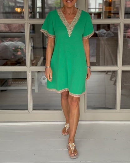 Elegantes Kleid mit V-Ausschnitt und Panele aus Spitze