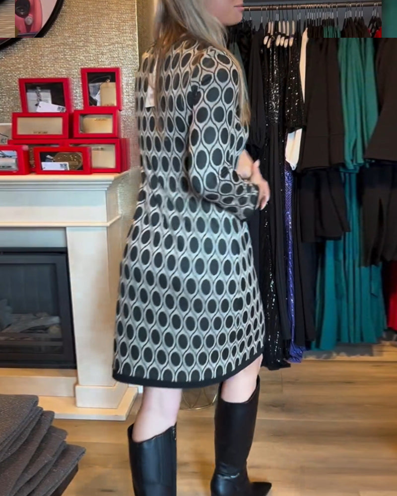 Kleid mit Polka-Dots in knielanger Länge