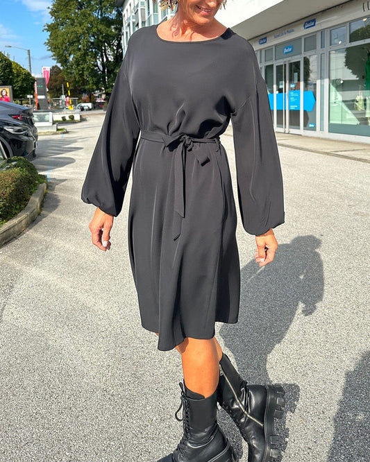 Kleid mit Rundhalsausschnitt in einfarbiger Ausführung