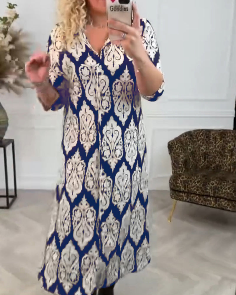 Kleid mit seitlichem Schlitz und Druck