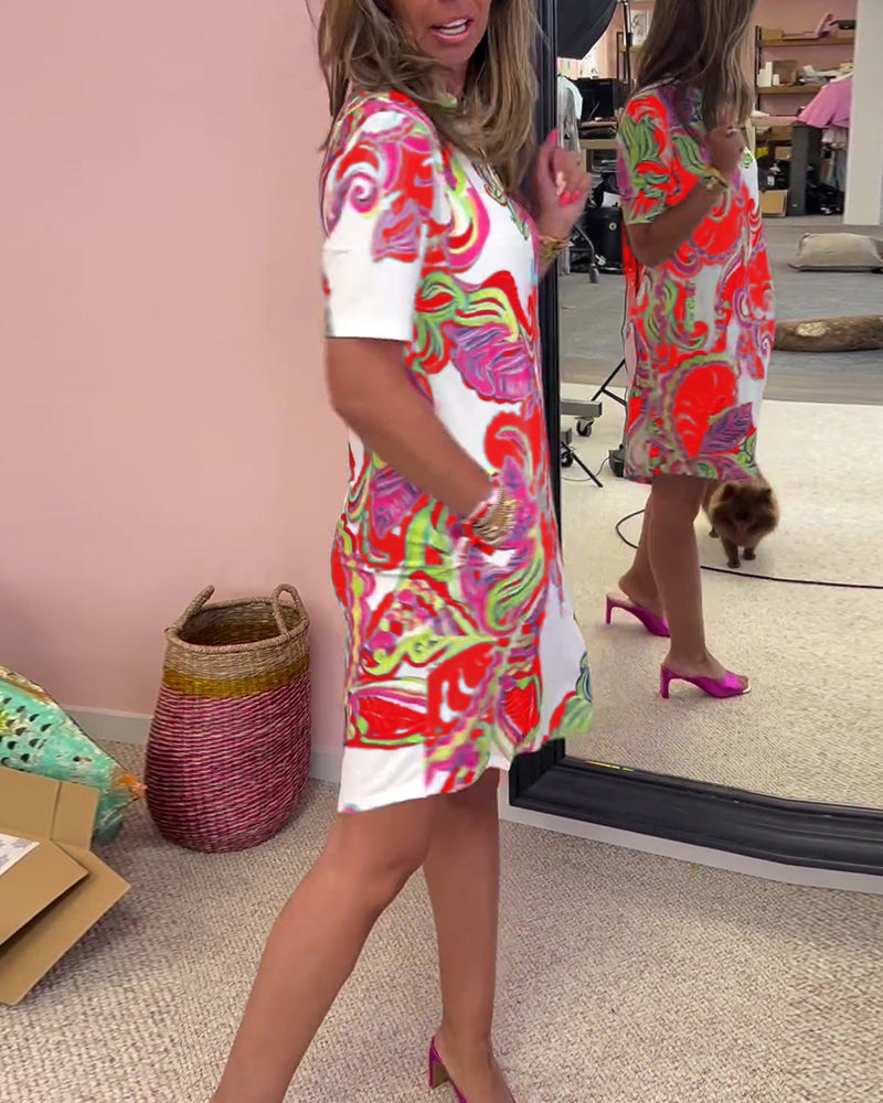 Schmal geschnittenes bedrucktes Kleid