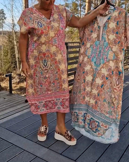 V-Ausschnitt Kurzärmliges Bedrucktes Shift-Kleid