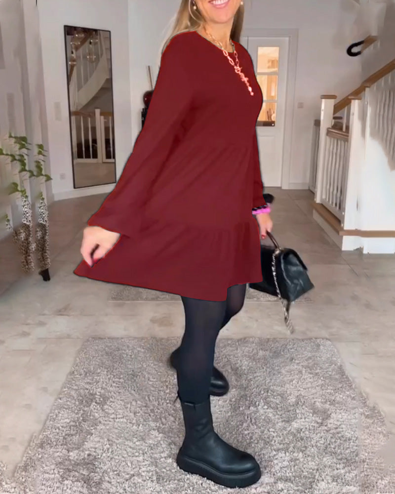 Einfaches langärmliges Kleid in einfarbiger Ausführung