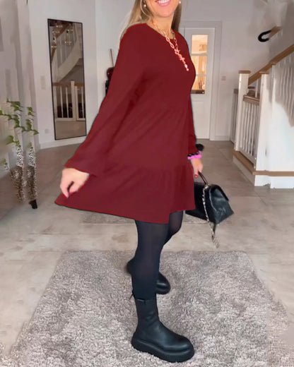 Einfaches langärmliges Kleid in einfarbiger Ausführung