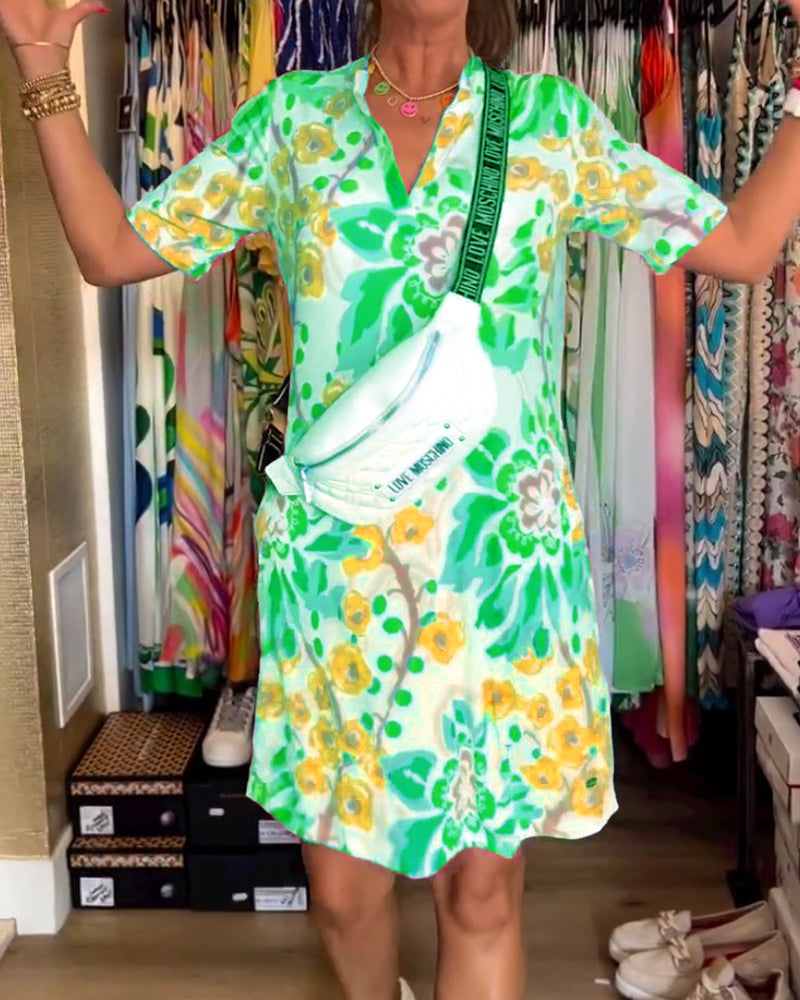 Kurzärmliges, florales V-Ausschnitt-Kleid
