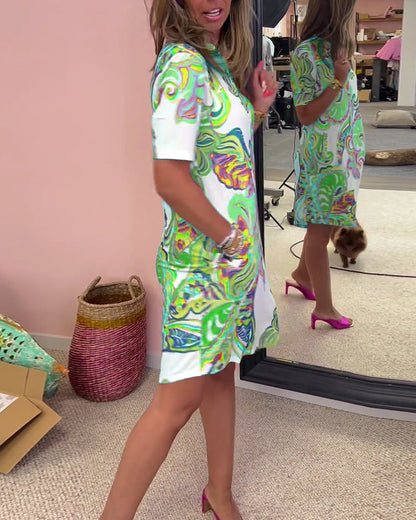 Schmal geschnittenes bedrucktes Kleid