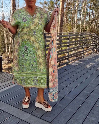 V-Ausschnitt Kurzärmliges Bedrucktes Shift-Kleid