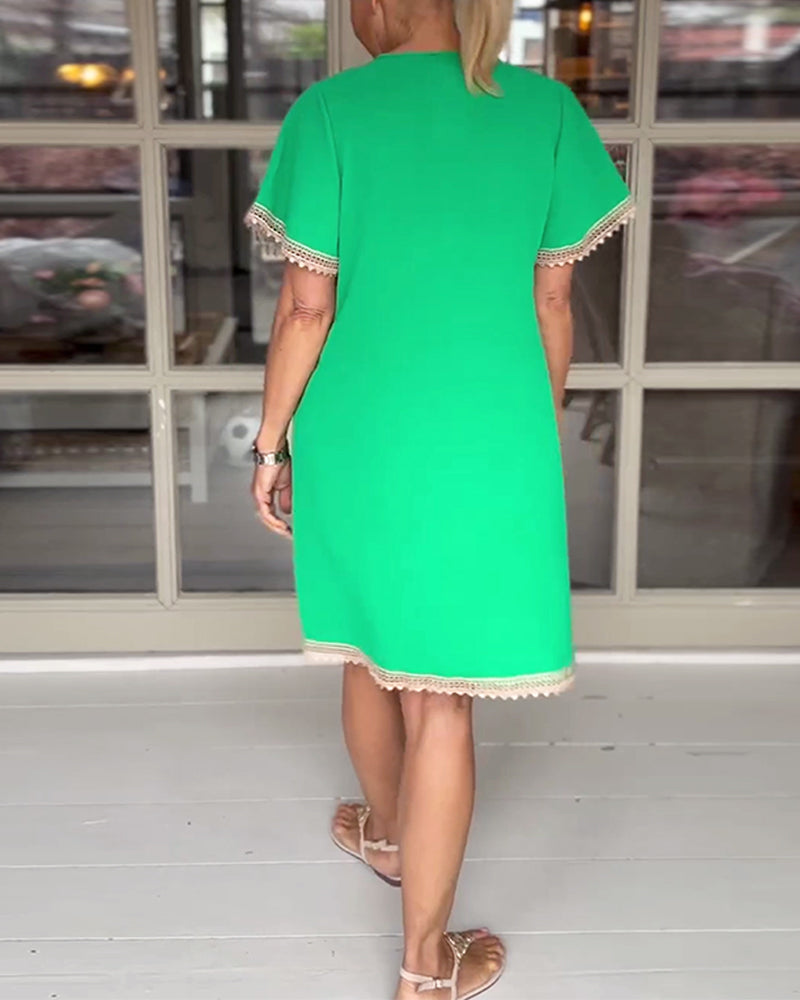 Elegantes Kleid mit V-Ausschnitt und Panele aus Spitze