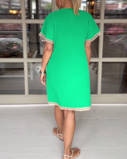 Elegantes Kleid mit V-Ausschnitt und Panele aus Spitze