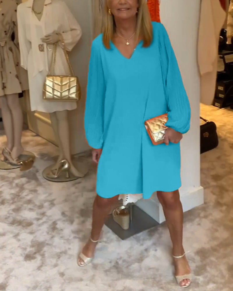 Einfarbiges Kleid mit Laternenärmeln und V-Ausschnitt