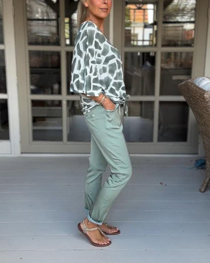 Elegante bedruckte Bluse mit V-Ausschnitt und Fledermausärmeln