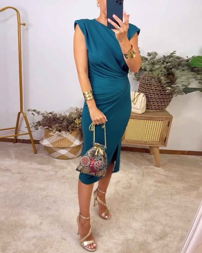 Ärmelloses, plissiertes, geschnittenes Kleid in einfarbiger Ausführung