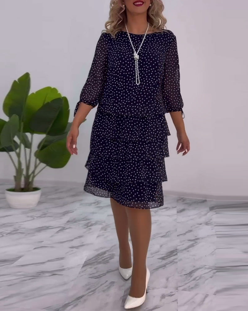 Elegantes Kleid mit Polka-Dot-Muster und Schichten