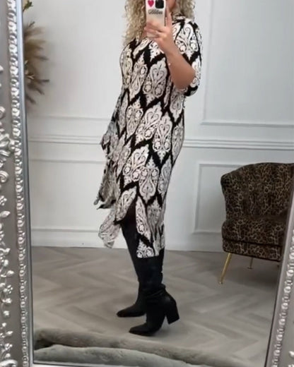 Kleid mit seitlichem Schlitz und Druck