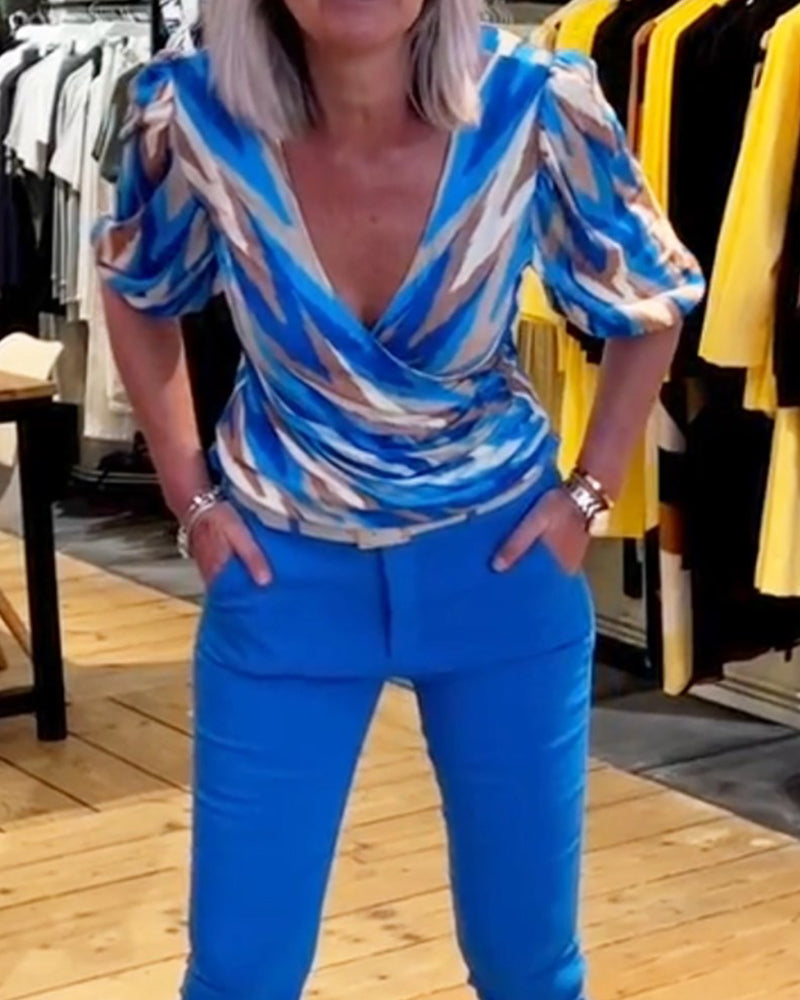 Bedrucktes lässiges tiefes V-Top