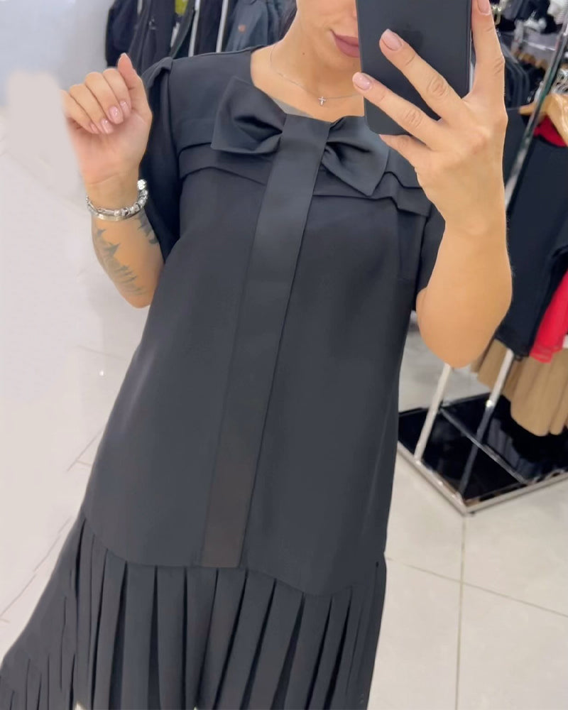 Kurzärmliges plissiertes Kleid